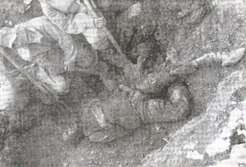 Ексхумирани лешеви у логору Слана на Пагу прије спаљивања. Талијанска фотографија из септембра 1941. 